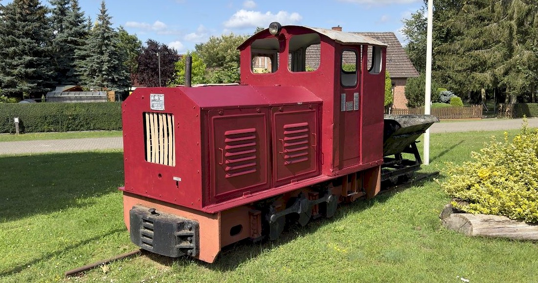 Denkmal Feldbahn-Zug LKM 248911-1957 an der B191 – Malliß 19294