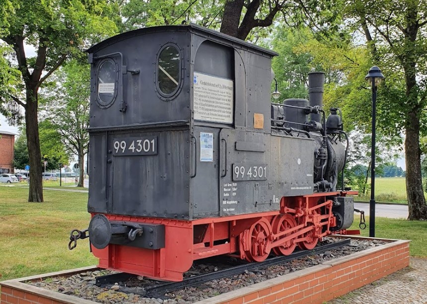 Denkmal Kleinbahn-Dampflokomotive 99 4301 K33a (Feldbahn) – Gommern 39245