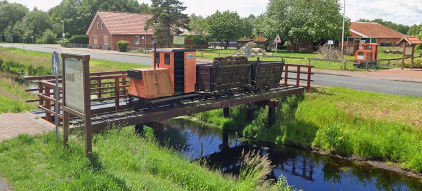Denkmal Torfverladestation-Brücke mit Feldbahn-Zug – Ostrhauderfehn 26842