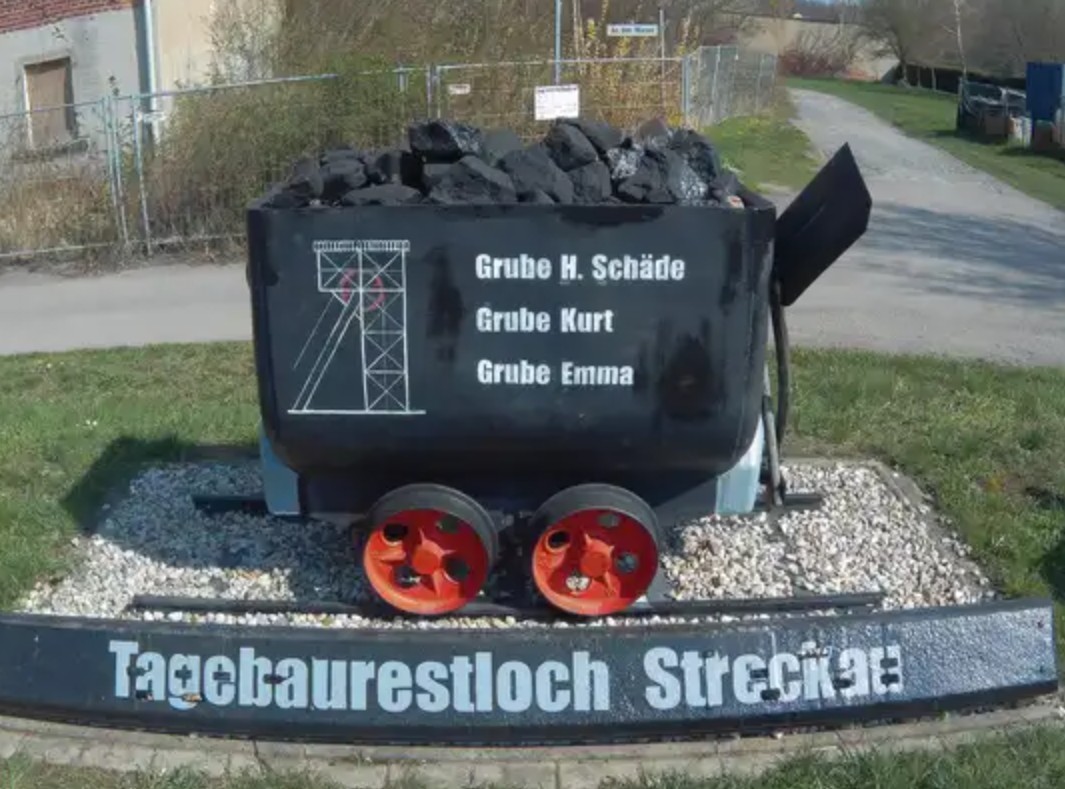 Denkmal Tagebaurestloch Streckau Grubenhunt Förderwagen (Feldbahn) – Zeitz 06727